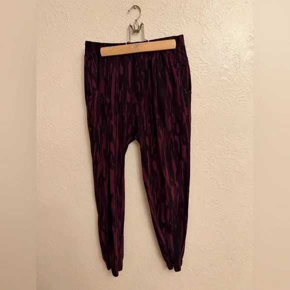 lululemon athletica Women's Joggers - Picture 2 of 8